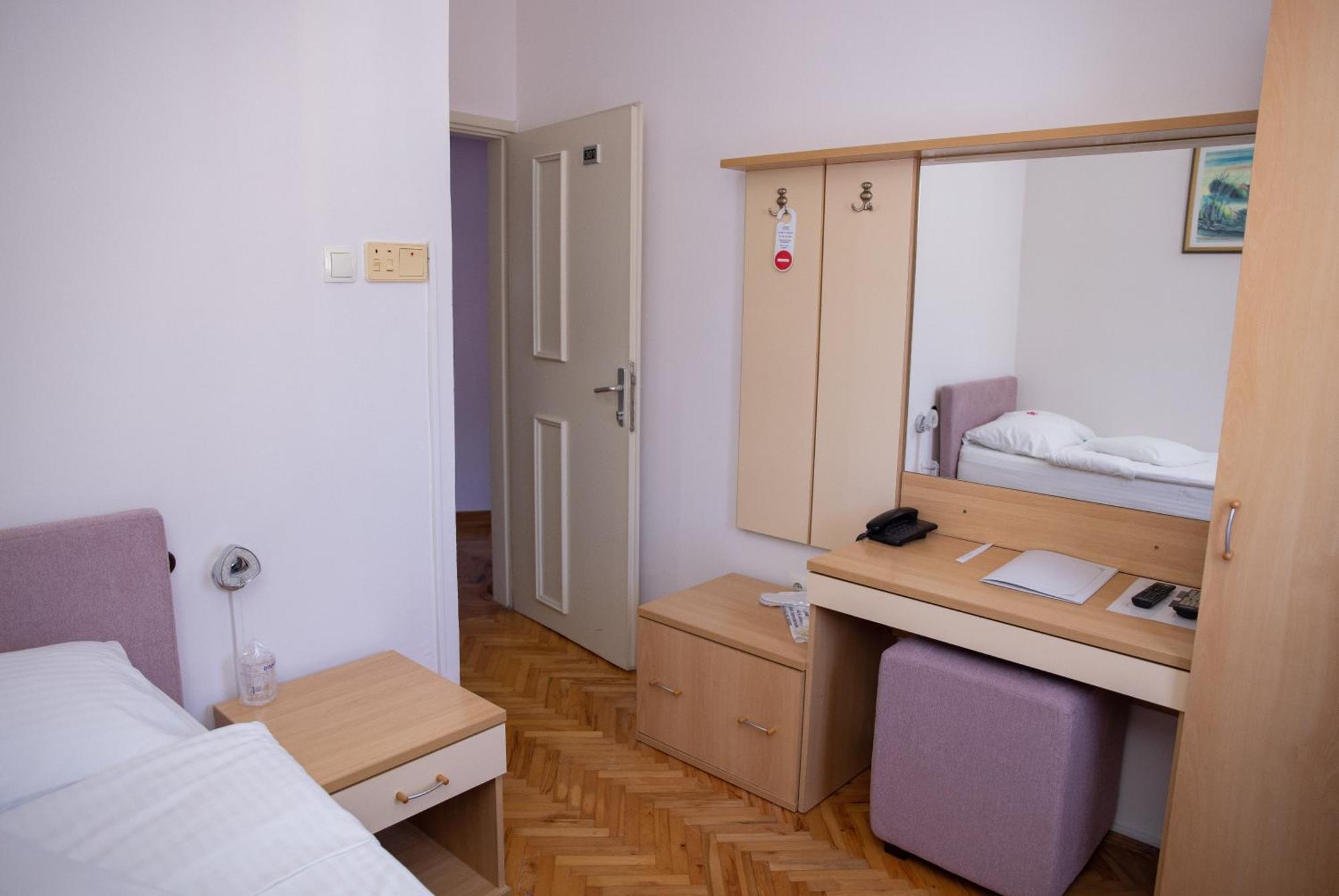 Motel New Sanatron Bosanski Novi Ngoại thất bức ảnh